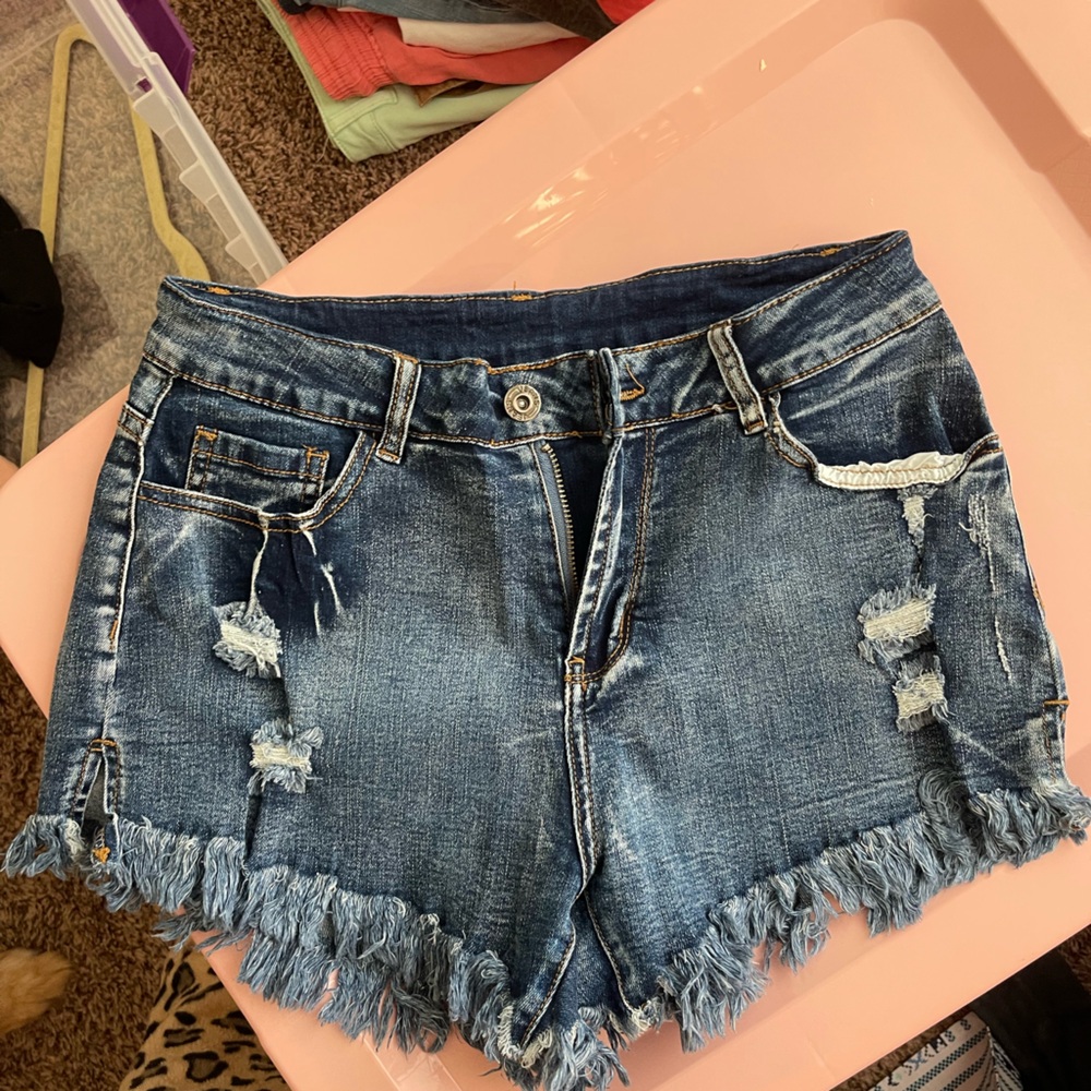 Medium distressed Jean shorts